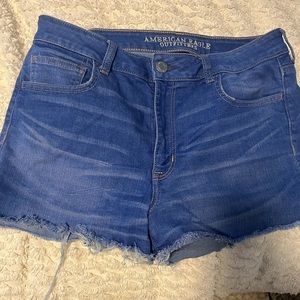 American Eagle Outfitters Shorts
Comes from a smoke feee and pet free home.